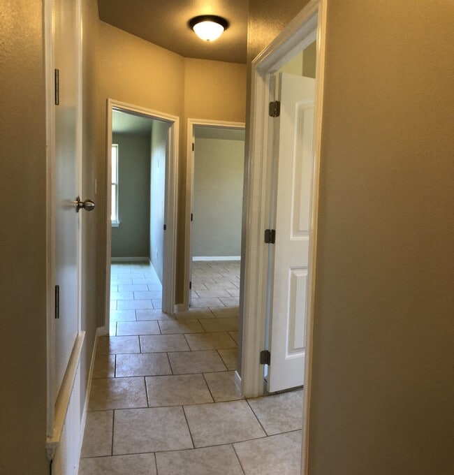 Building Photo - Amazing Like New Duplex close to Fort Hood