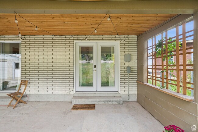 Building Photo - 3485 S Fleetwood Dr