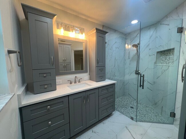 Building Photo - Fully Renovated Home in San Carlos with Wa...
