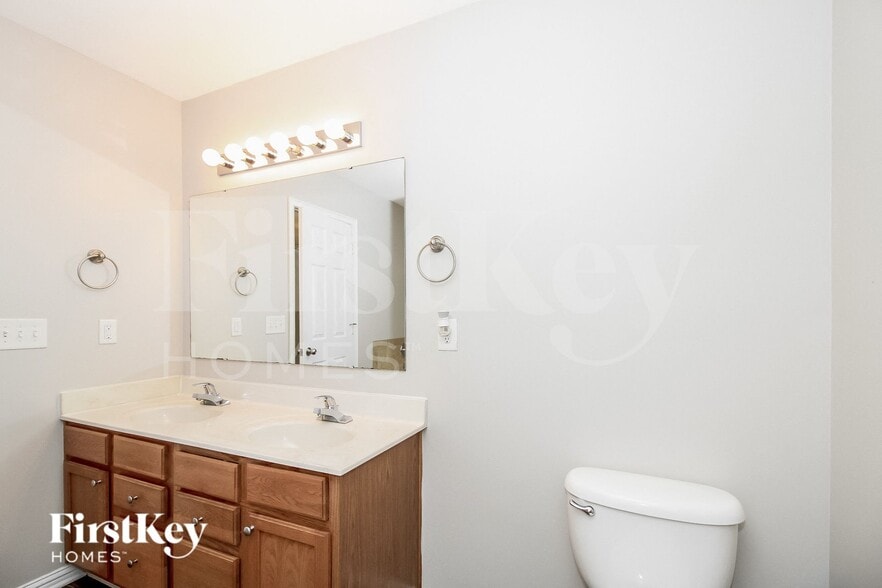 Building Photo - 4300 Oak Pointe Dr