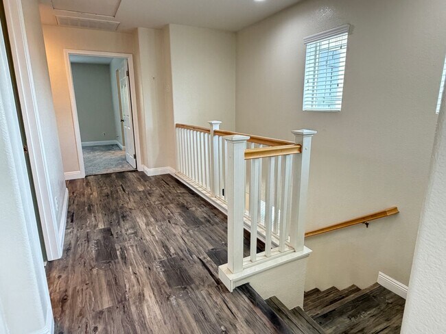 Building Photo - Beautiful Updated 3 bedroom home