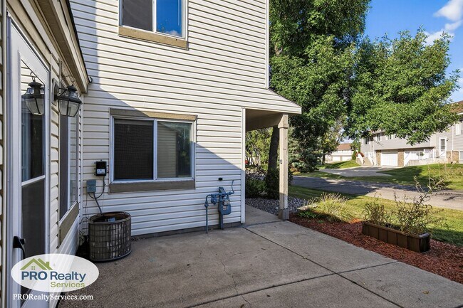 Building Photo - 3 Bedroom End Unit Townhouse