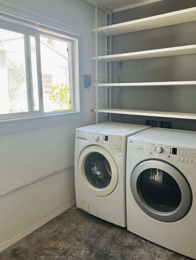 New washer & dryer in the converted garage off the garden. - 924 Nowita Pl