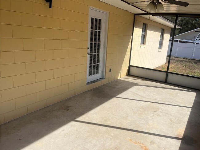 Building Photo - 2330 NE 41st St