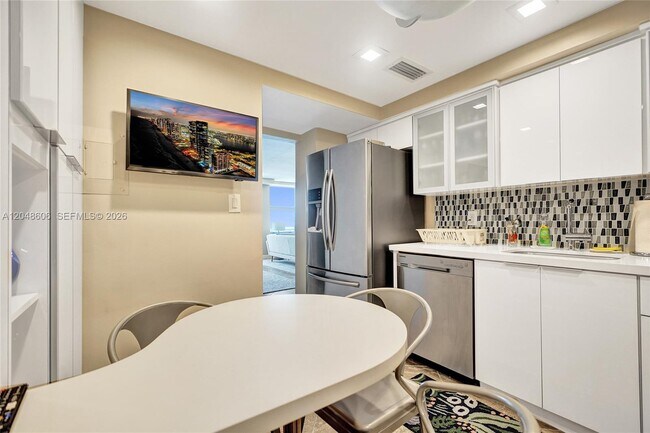 Building Photo - 9225 Collins Ave