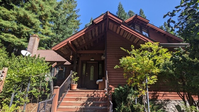 Building Photo - Spacious Custom Home, Most Utilities Included!