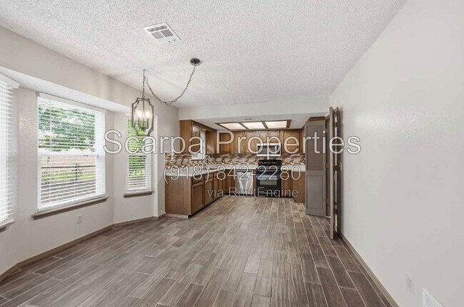 Building Photo - 1105 W Vicksburg Pl