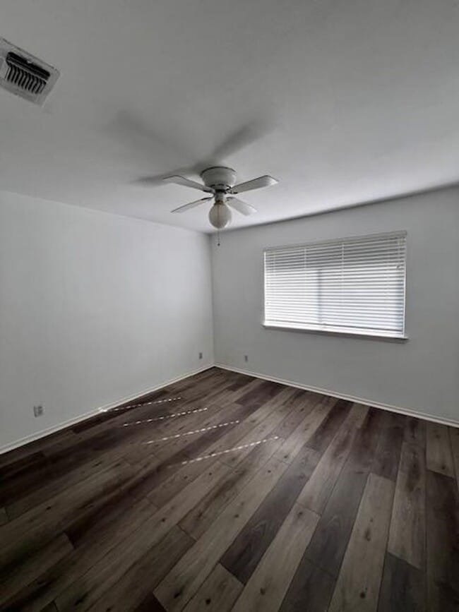 Building Photo - Northwest Condo / 2 bedrooms / 2 car garage / Backs beautiful Greenbelt