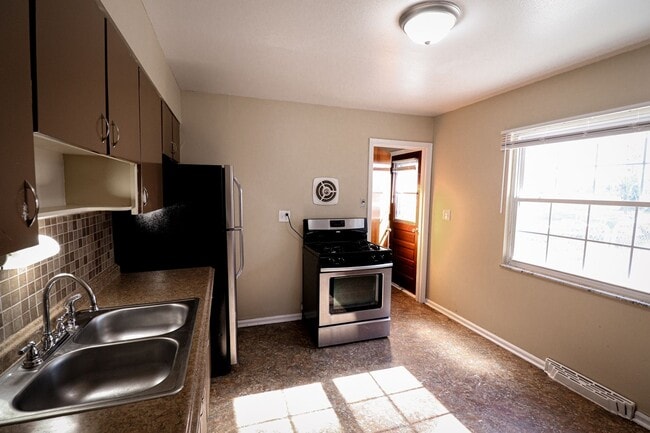 Building Photo - 3 Bedroom House