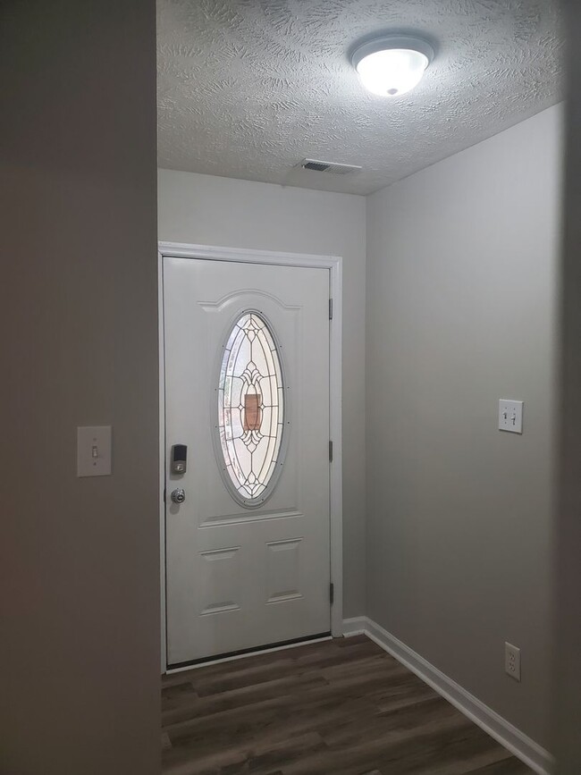 Building Photo - 3 bd/ 2 ba located MINUTES from Fort Bragg...