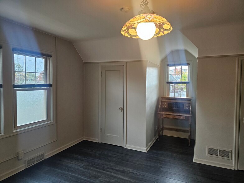 Building Photo - 6613 N Amherst St