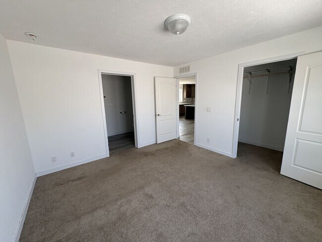 Building Photo - 19 Swallow Ln