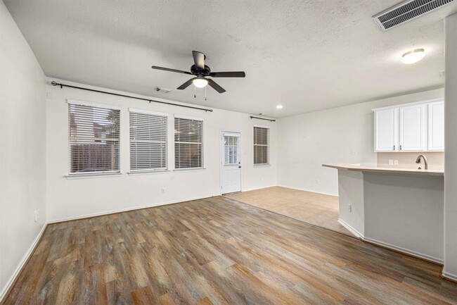 Building Photo - 12475 Saratoga Woods Ln
