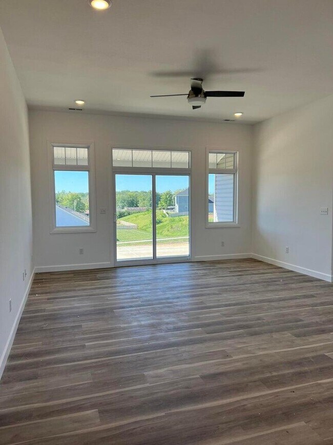 Building Photo - 624 Promenade Dr