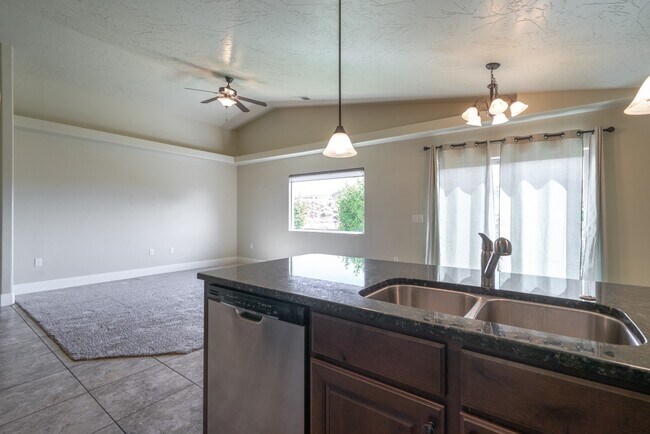 Building Photo - Pet Friendly-Beautiful 3 bed 2 bath home w...