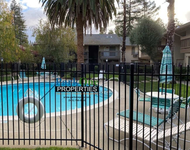 Building Photo - Spacious 2 bed / 2 bath condo in great location.