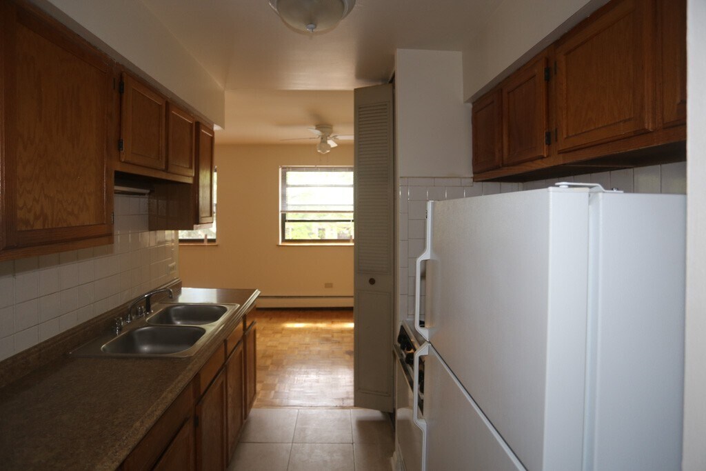 Building Photo - 513 W Briar Pl