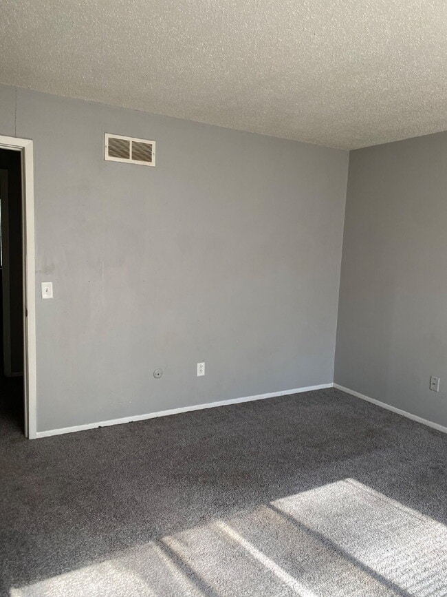 Building Photo - "Charming 2-Bed Townhome (multiplex buildi...
