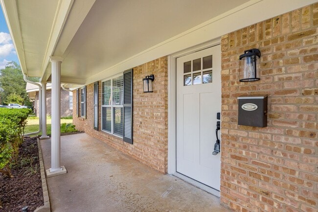Building Photo - Completely Remodeled Four Bedroom