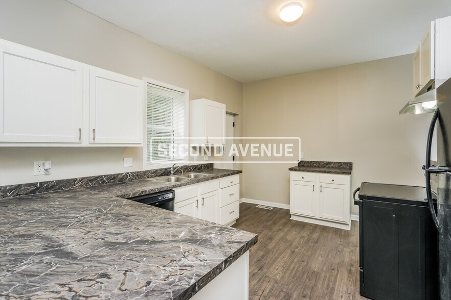 Building Photo - 916 Fairbanks Ave