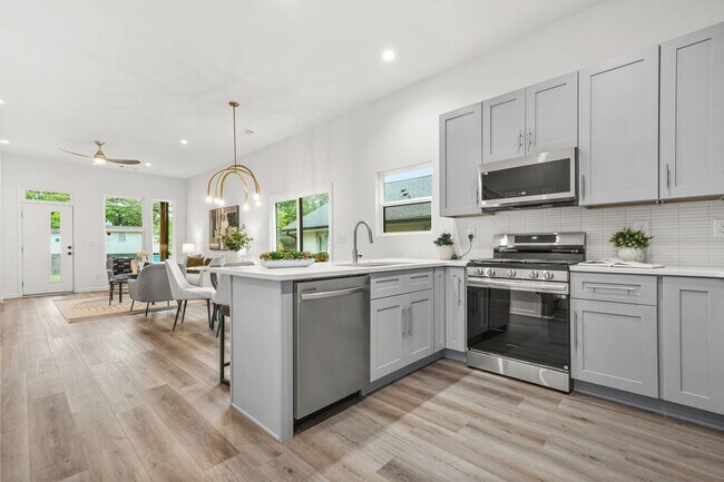 Building Photo - 1223 Oakland Dr SW