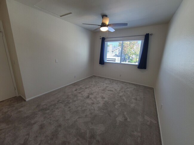 Building Photo - Spacious Two story 3 bed 2.5 baths + 2 car garage in great school district.