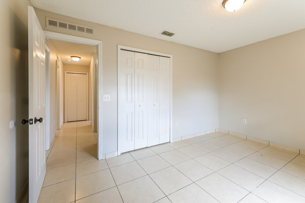 Building Photo - 742 Paris Dr