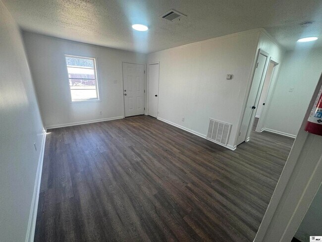 Building Photo - 207 Oaklawn Dr