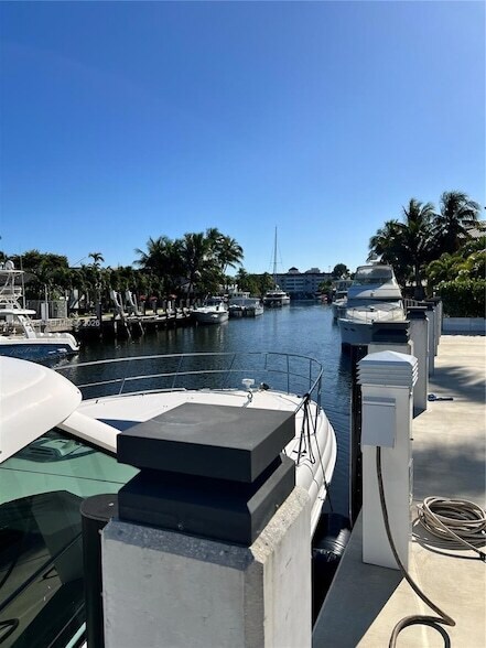 Building Photo - 5510 Bayview Dr