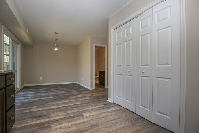 Building Photo - Updated Townhome w/GARAGE in BRANCHWOOD!