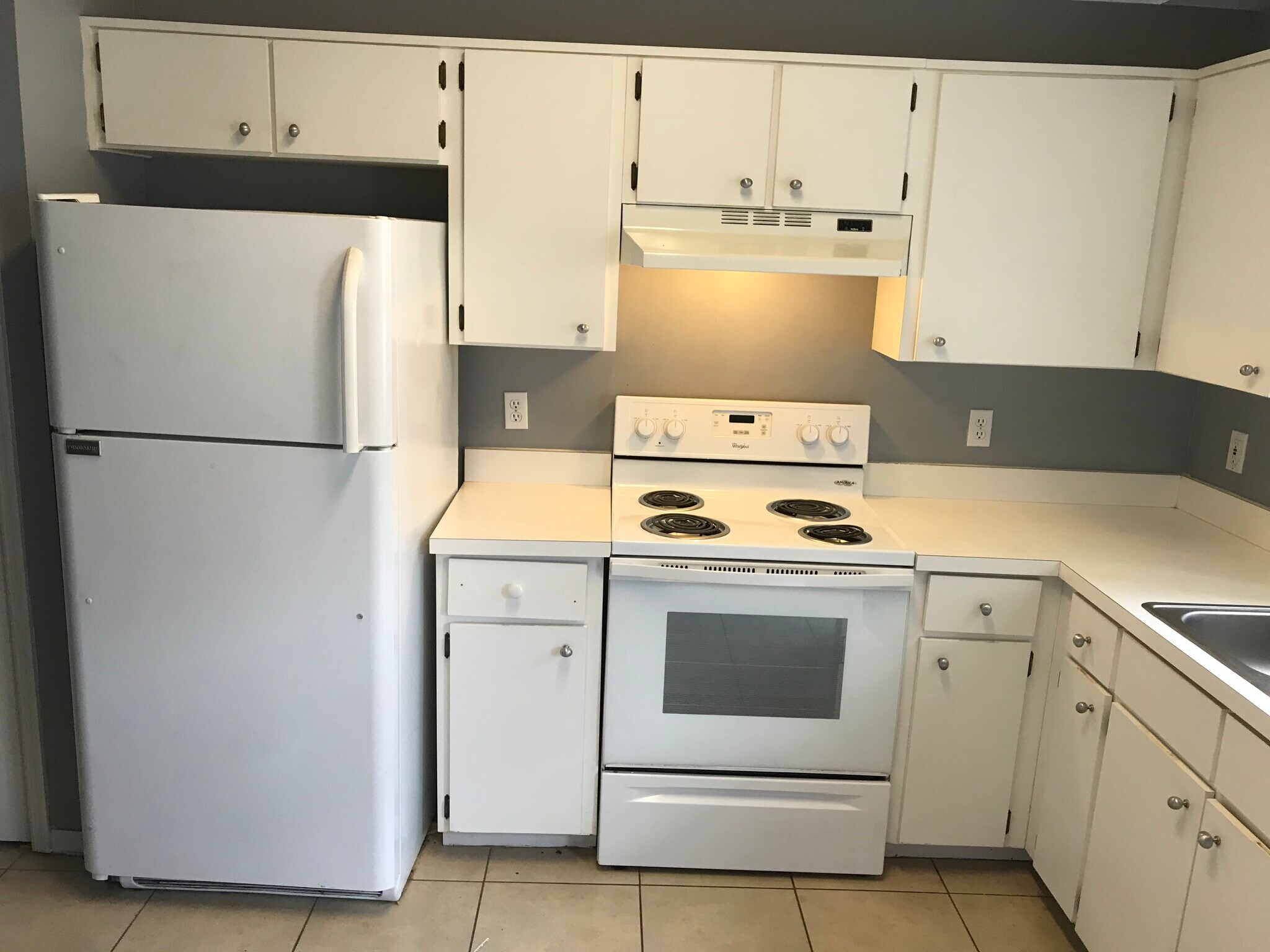 Building Photo - 513 Seasons Ct