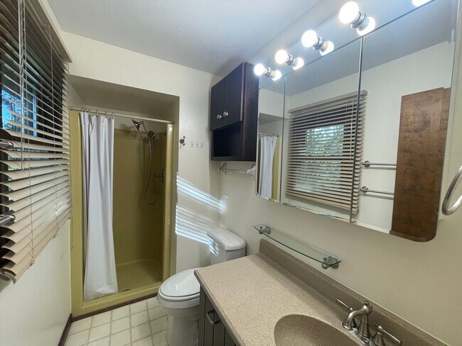 Building Photo - Baker Woods Home!