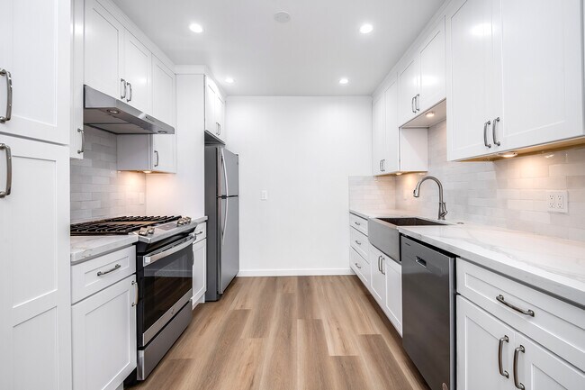 Kitchen - 118 38th Pl