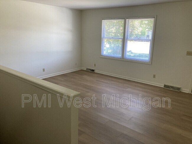 Building Photo - 2703 Woodmeadow Dr SE