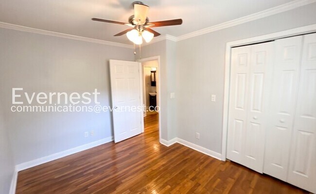 Building Photo - 2 Bed/1 Bath Home with Garage / Available Now!