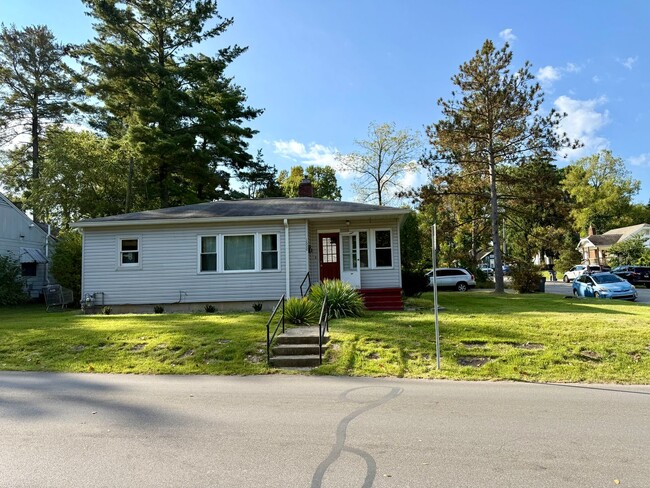 Building Photo - 3 BEDROOM NEAR CAMPUS AVAIL AUGUST 2026 @ $3,000 Monthly