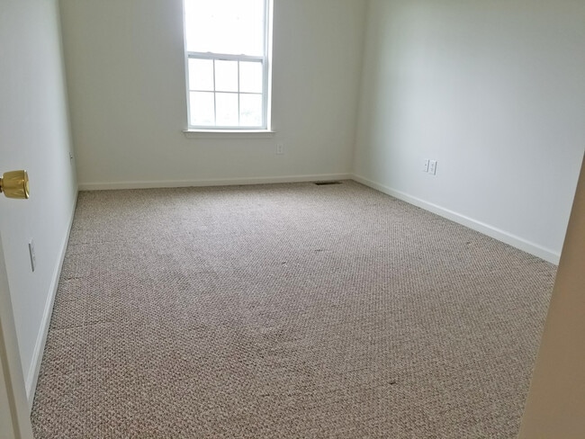 Building Photo - Attractive & Spacious 3 Br 2.5 Bath w/ Gar...
