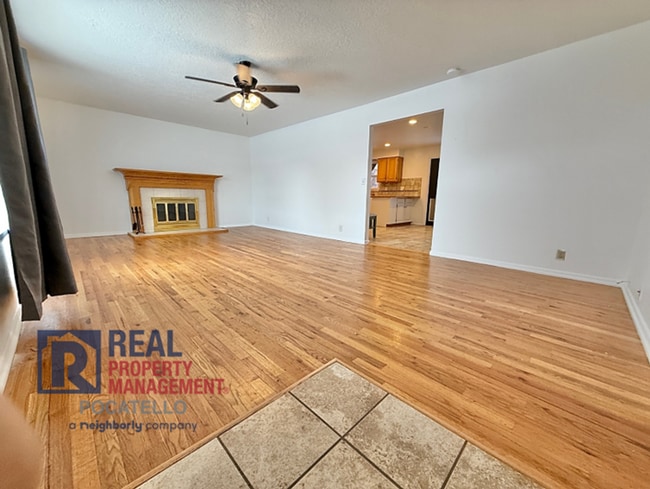 Building Photo - 3 bed 2 bath house - 1 car garage - PET FRIENDLY