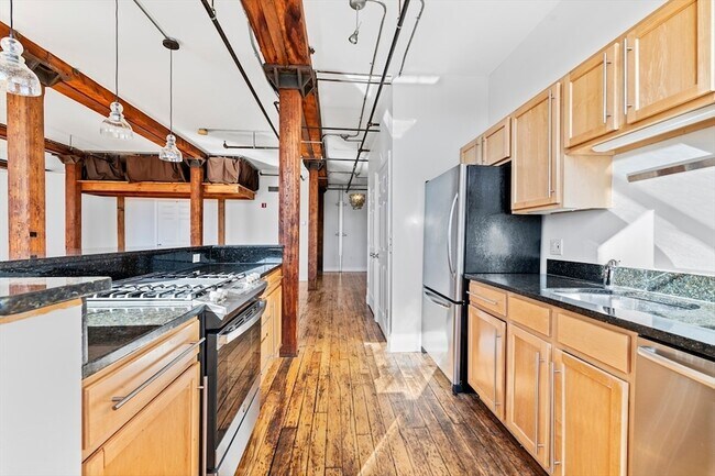 Building Photo - 881 E 1st St