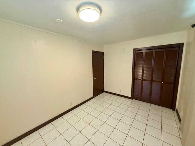 Building Photo - 3 Bedroom / 1 Bathroom Home Available in Wailuku!