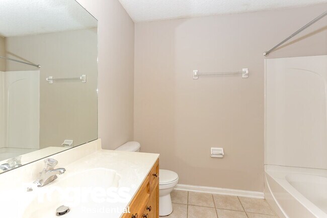 Building Photo - 667 Bonaparte Dr