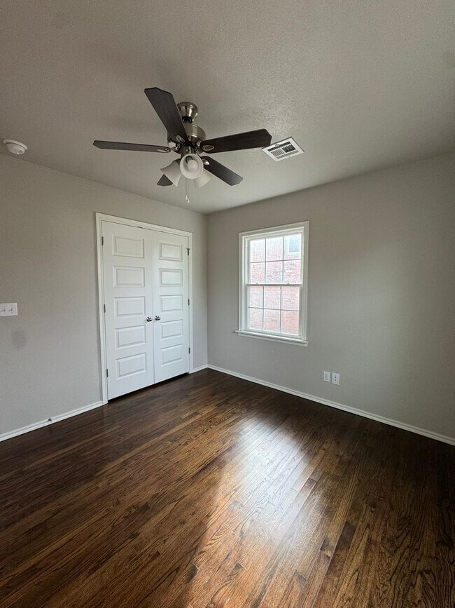 Building Photo - 2 Bedroom 1 Bath Home.