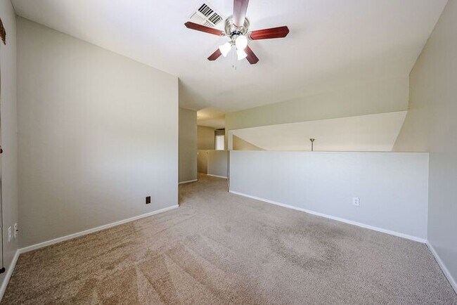 Building Photo - Stunning 3 bedroom, 2.5 bathroom Gold Cour...