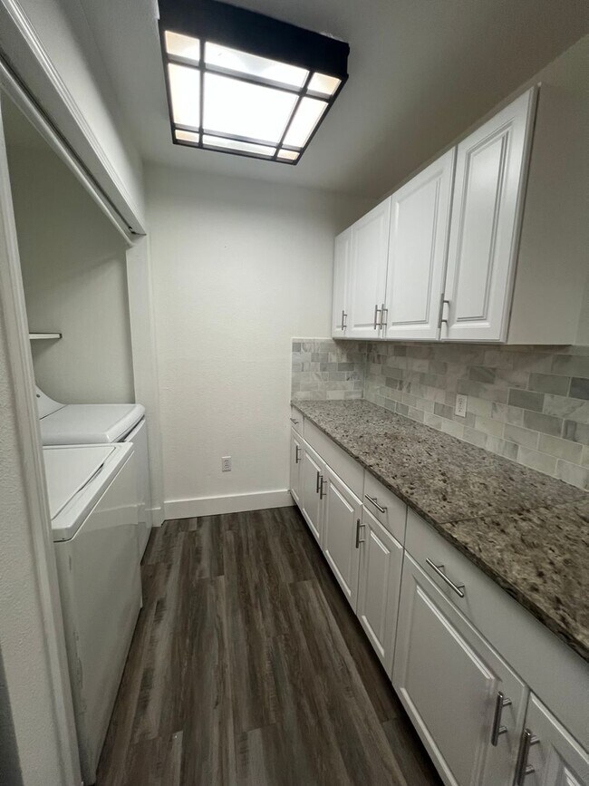 Building Photo - Cool home in East Austin - Don't Miss this...