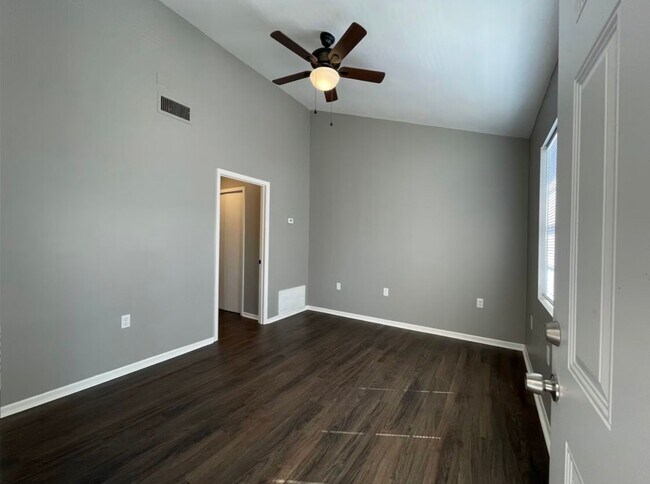 Building Photo - 206 Challenger St
