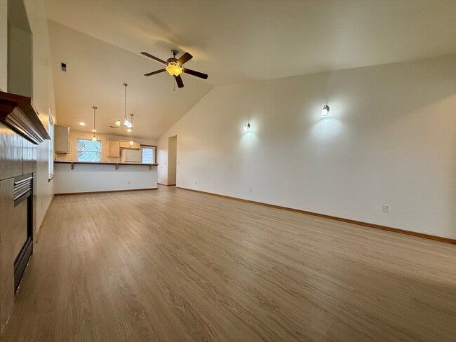 Building Photo - COME TAKE A LOOK AT THIS BEAUTIFUL NEWLY UPDATED HOME IN REDMOND!!