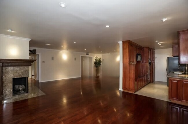 Building Photo - 11970 Montana Ave