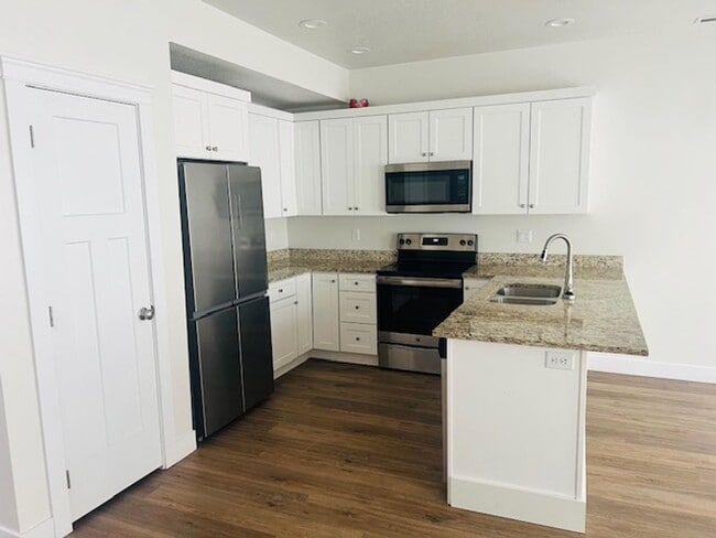 Building Photo - 2021 town home with garage and central air