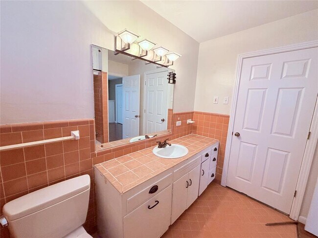 Building Photo - 5915 Sunshine Dr