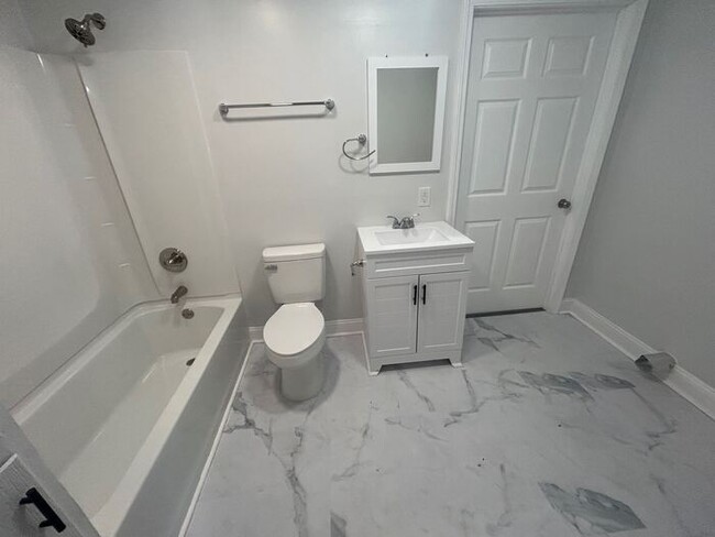 Building Photo - Two Bed/One Bath Renovated Home in Histori...